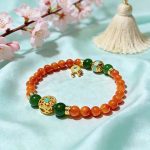 D227 Red Edge – Elegant Turn Bracelet